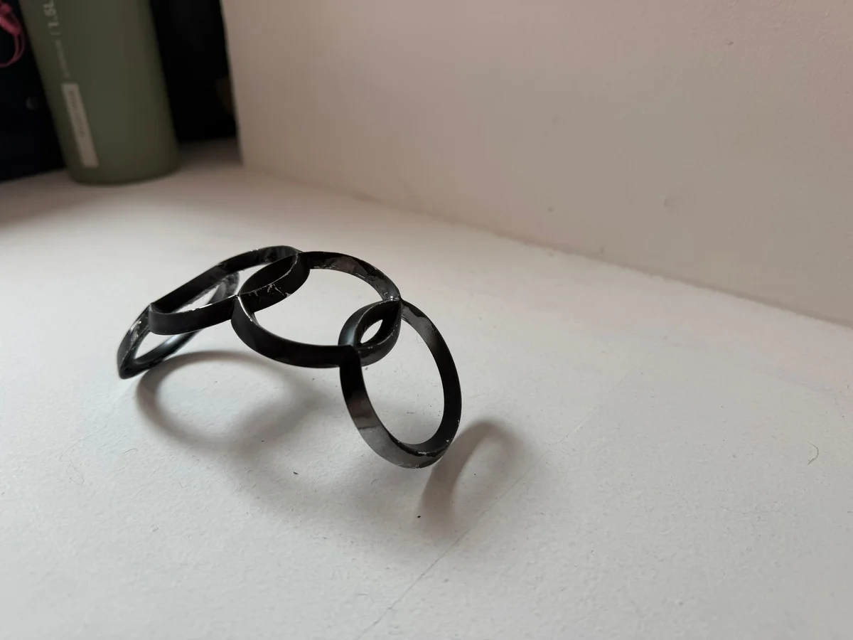 Prototipo nero di un accessorio ad anelli